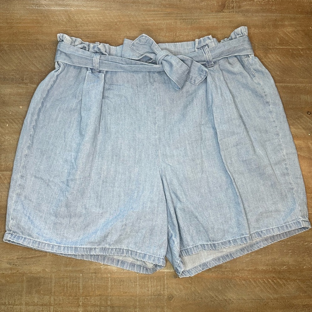 Light wash cotton shorts